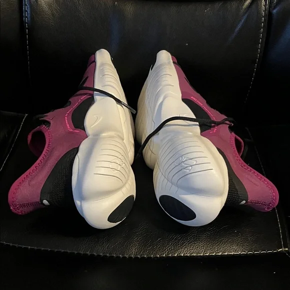 Nike Free Run Women's Black and Pink Athletic Shoes - Picture 3 of 5